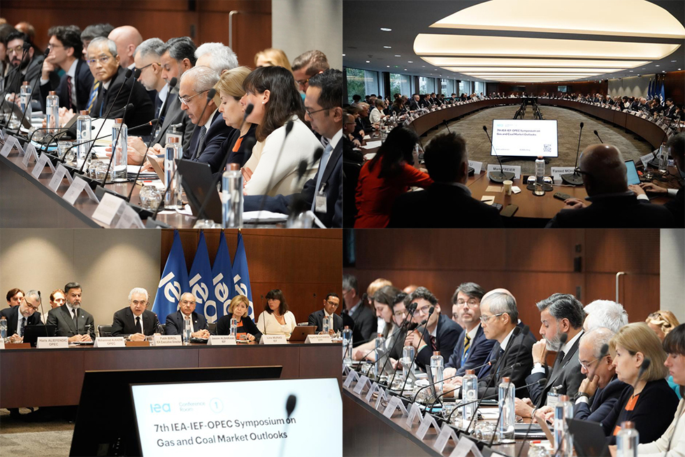 4 photos from the symposium discussions