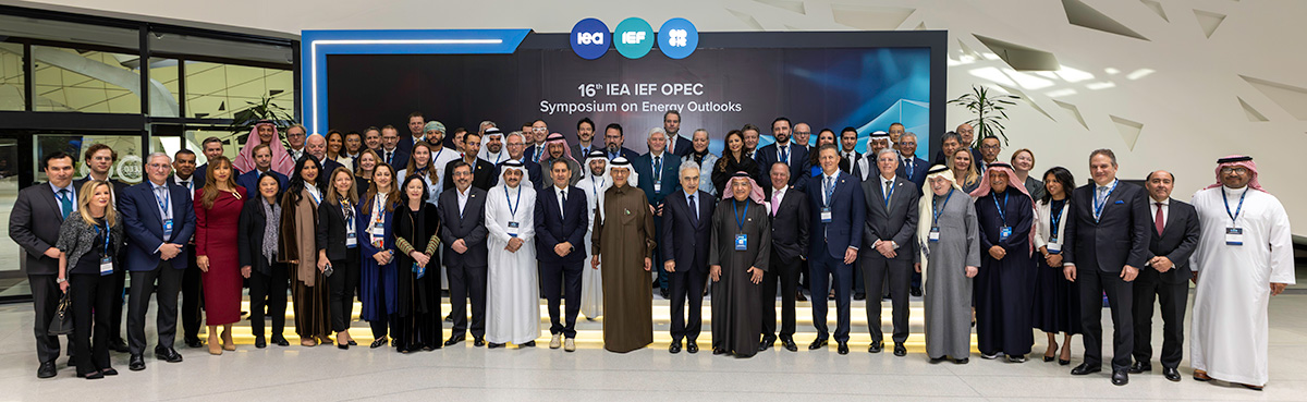 Group photo of attendees at the Symposium